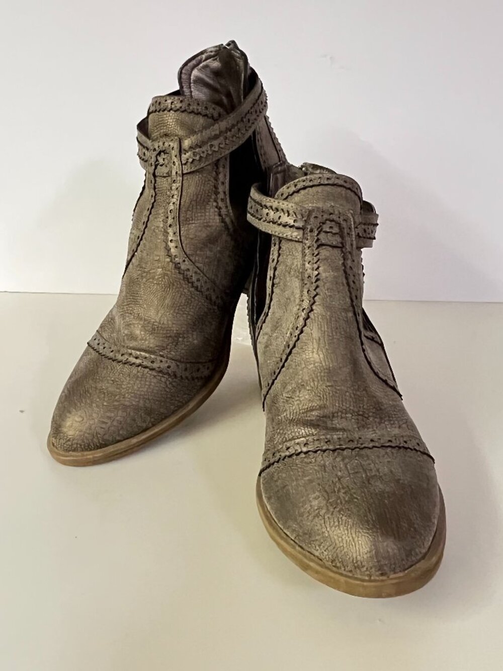 Gimmicks BKE Ankle Boots Grey Metall Distressed Boho Western Cut Out Strap W9